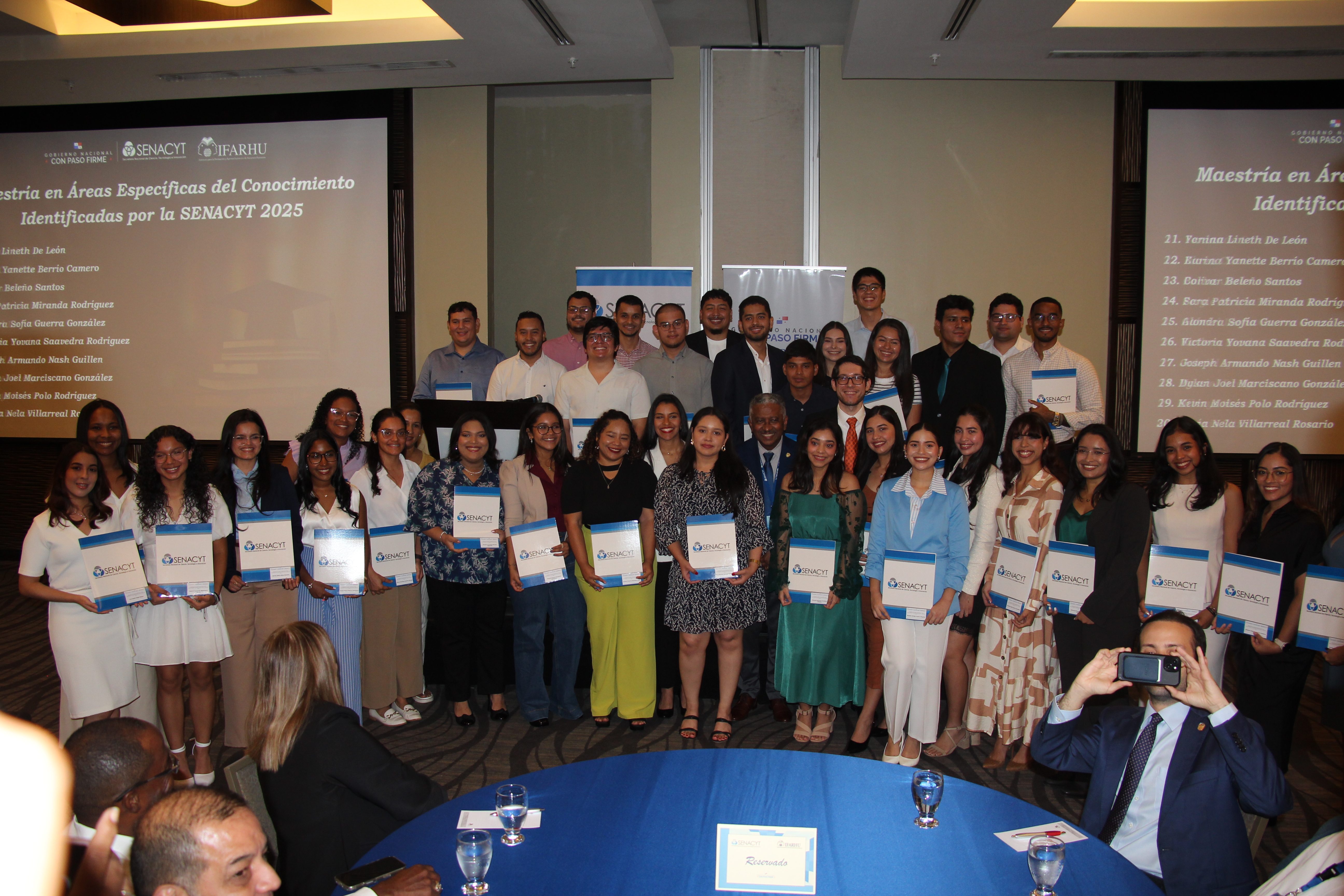 IFARHU y SENACYT entregan becas a 79 jóvenes  para estudios superiores en el extranjero