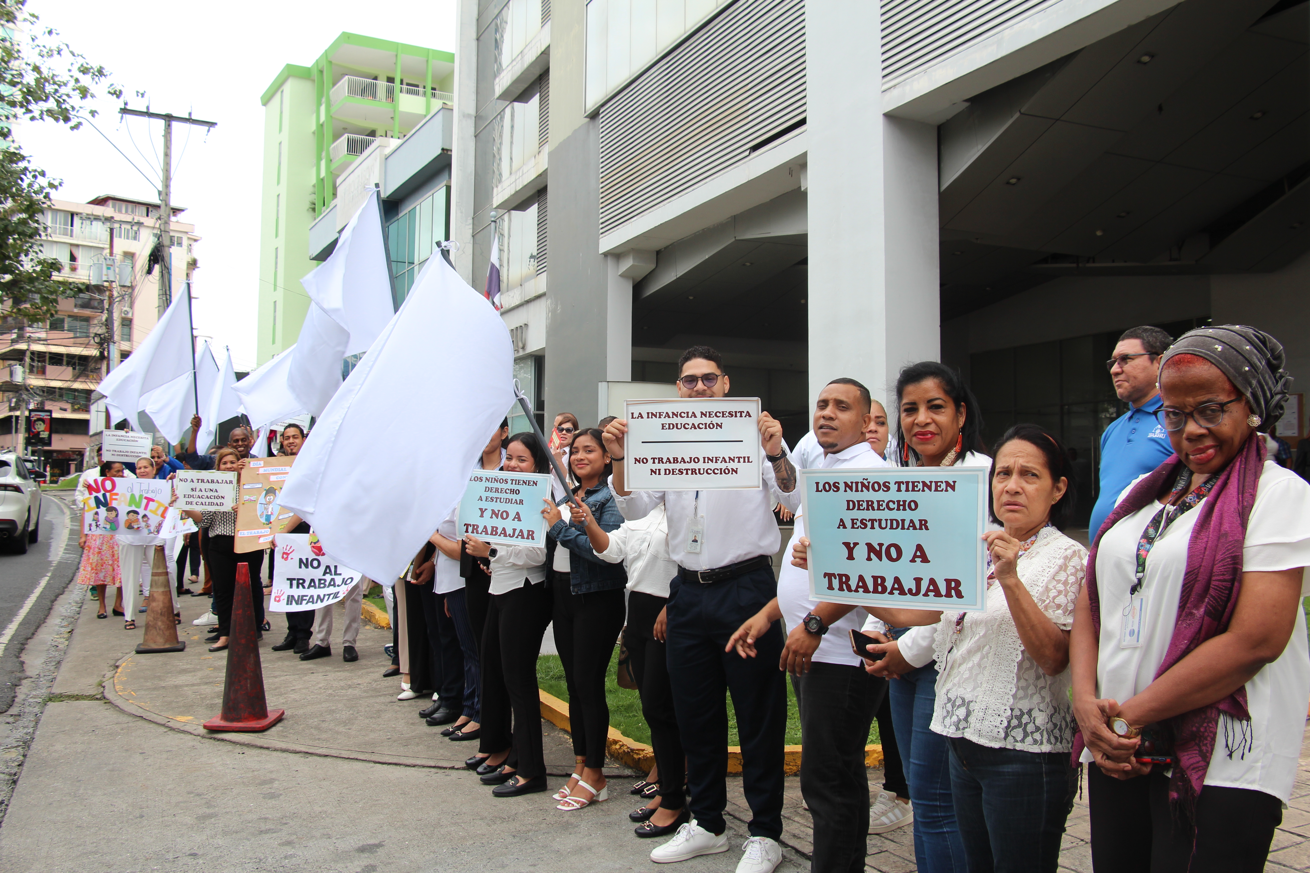 IFARHU se une a la conmemoración del Día Mundial contra el Trabajo Infantil con seminario y cadena humana