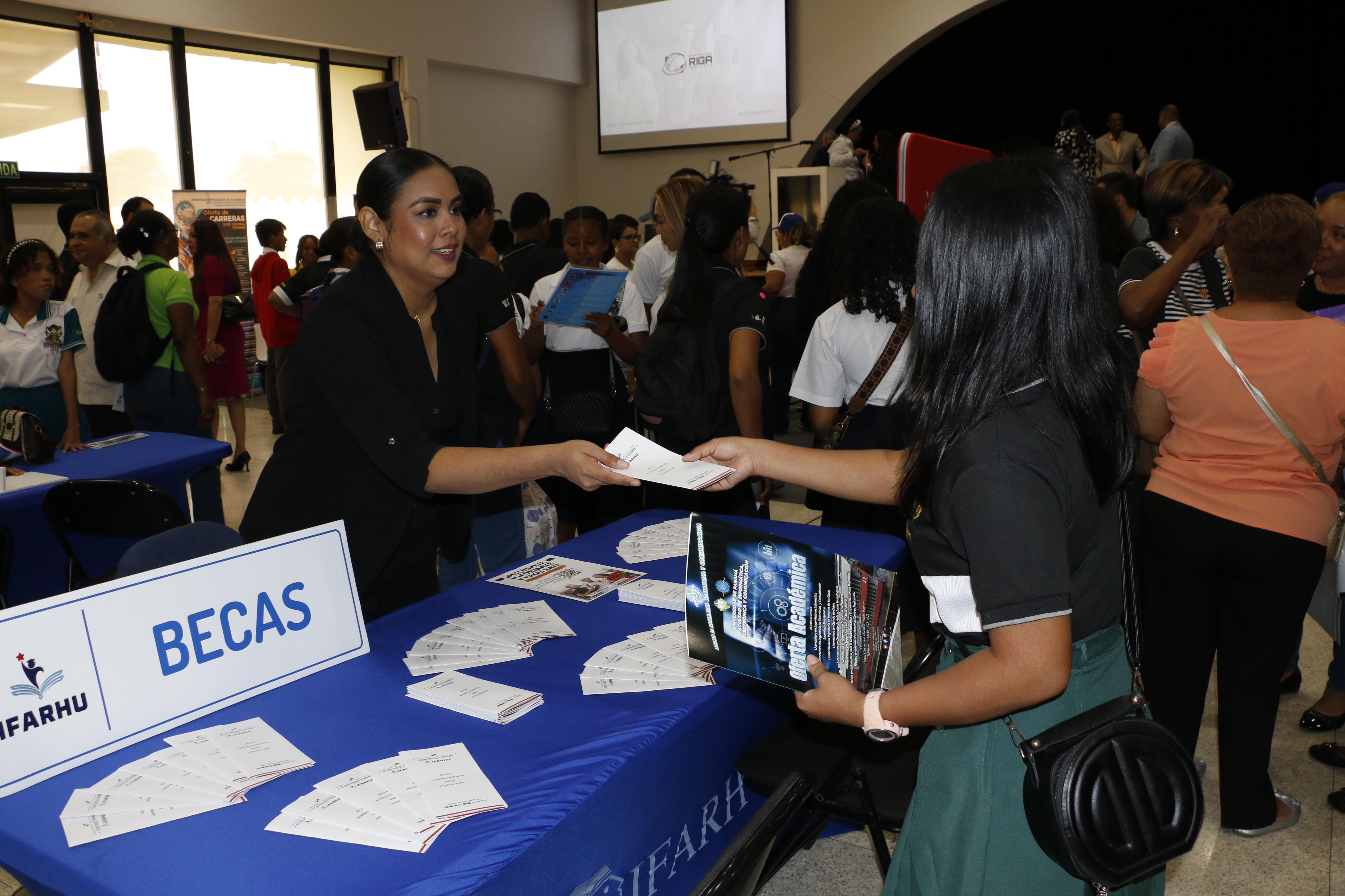 IFARHU participa en la feria “Tu Carrera”, orientando a jóvenes sobre Becas Internacionales y Créditos Educativos