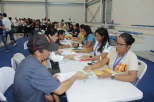 Estudiantes de Panamá Centro reciben cheques correspondientes a pagos 2025 y 2026