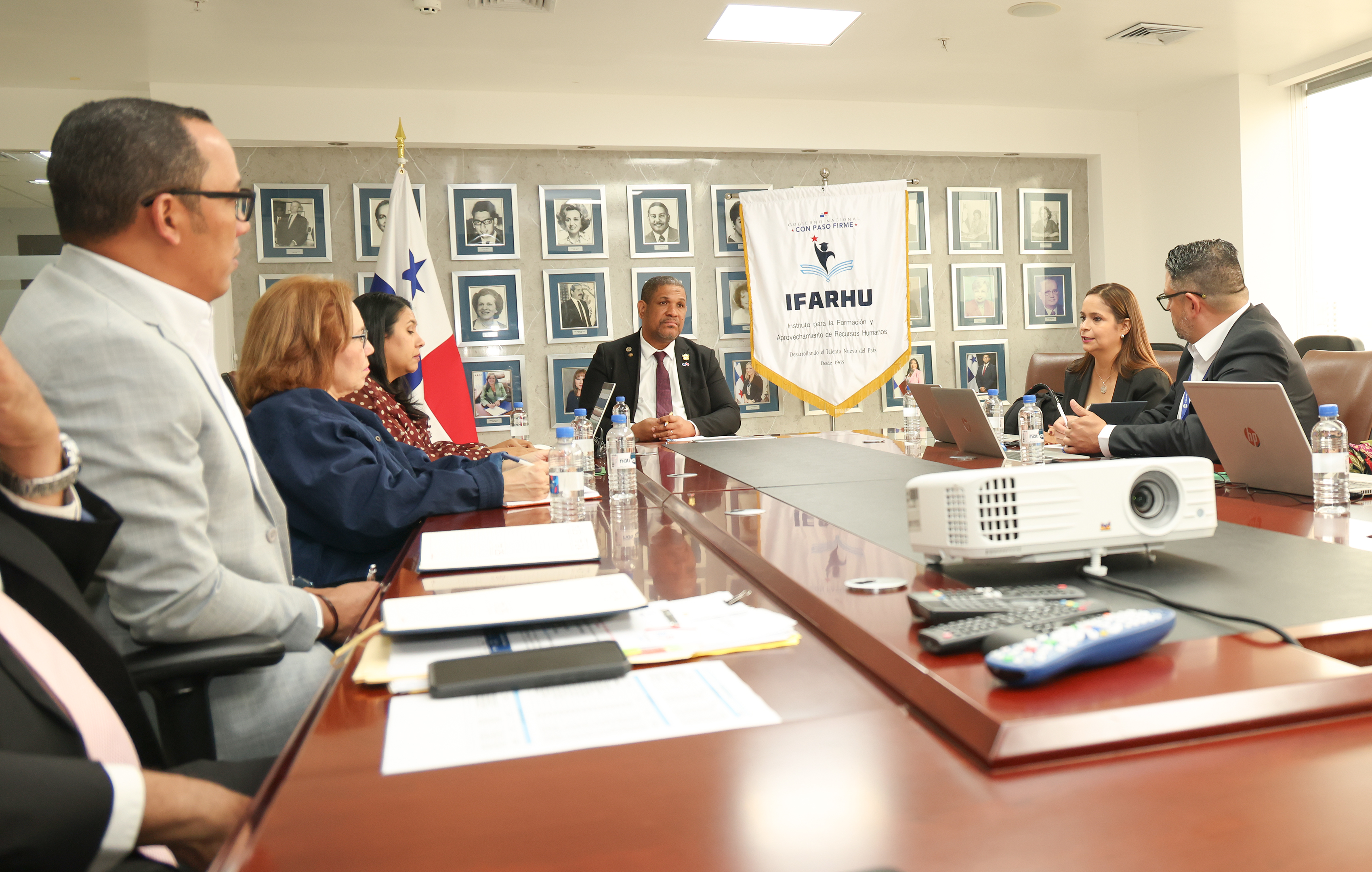 IFARHU y Caja de Ahorros coordinan acciones para completar la entrega de tarjetas PUNCH